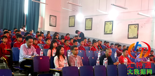 獨(dú)山縣新聯(lián)會(huì)關(guān)愛(ài)留守兒童讓愛(ài)灑滿人間聯(lián)合主題黨日活動(dòng)09.png 獨(dú)山縣新聯(lián)會(huì)關(guān)愛(ài)留守兒童讓愛(ài)灑滿人間聯(lián)合主題黨日活動(dòng)09.png