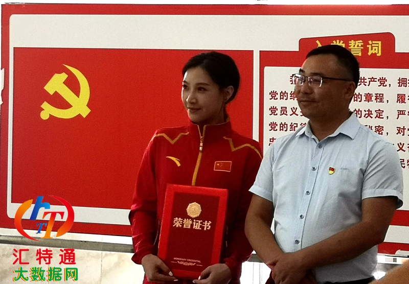 獨山縣麻萬鎮(zhèn)委書記王其林給蔡琪子頒發(fā)榮譽證書.jpg