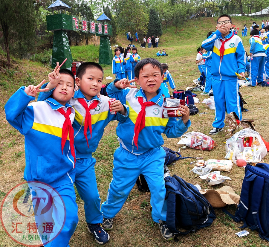 獨山第三小學四年級4班學生去春游照片1.jpg 獨山第三小學四年級4班學生去春游照片1.jpg