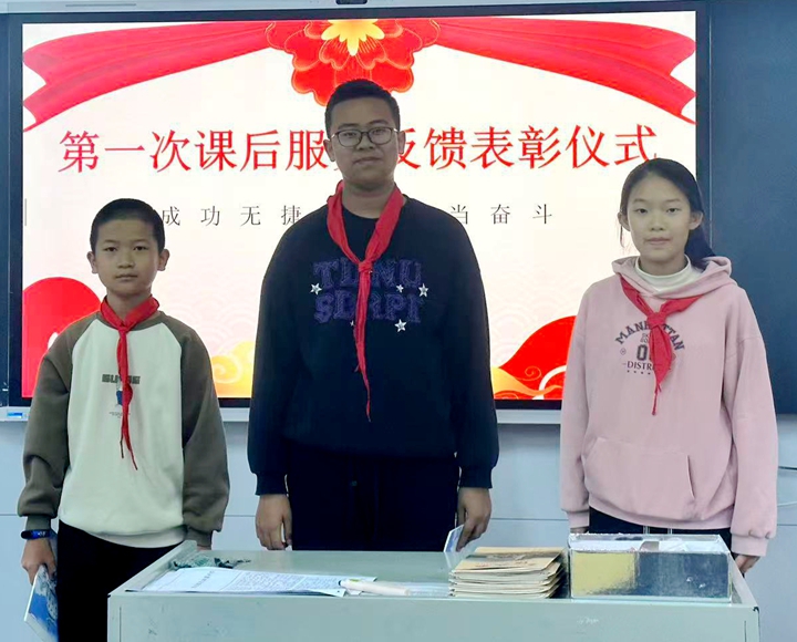 獨(dú)山縣第三中學(xué)七17班第一學(xué)期月考成績(jī)發(fā)獎(jiǎng)圖片2.jpg 獨(dú)山縣第三中學(xué)七17班第一學(xué)期月考成績(jī)發(fā)獎(jiǎng)圖片2.jpg